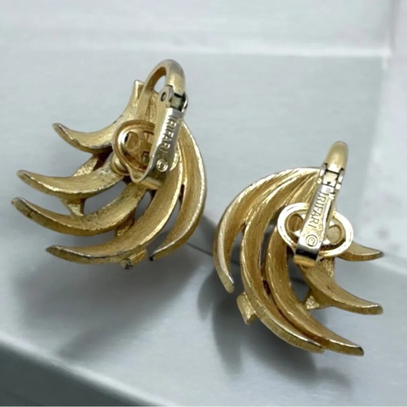 Vintage Crown Trifari Gold Tone Clip On Earrings - Picture 2 of 2